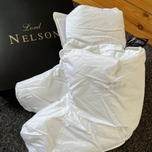 Tofflor  - Helt oanvända endast testade tofflor. Står ingen storlek men dem är väldigt stora på mig som har 37 så skulle säga att det passar 40 o kanske större då dem är lite som en fluffig strumpa bara.