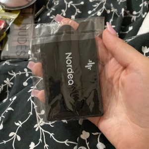 Nordea korthållare -  En helt ny Nordea korthållare som man klistrar fast bakom telefonen eller på ett mobilskal. Säljer då jag inte har användning av den. Köparen står för frakten ❤️