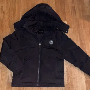 Trapstar Irongate Detachable Hood Black - Trapstarjacka Irongat, väldigt salsynt o efterfrågat. Äkta med tags o kvitto på dm. Skick 8/10 användts i några veckor. Nypris 2700 o resell pris 5500