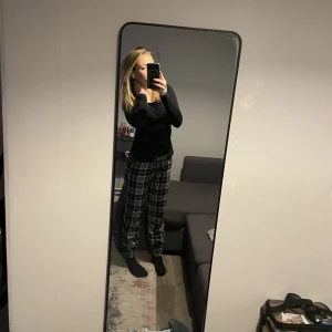 Svartvita pyjamasbyxor  - Svartvita pyjamasbyxor från SHEIN som aldrig är använda då jag tycker att de är för korta för mej❤️