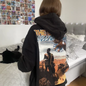 Travis scott hoodie - Travis scott hoodie med fett tryck i fram och bak! storlek M, passar även S 🖤🖤🖤 endast testad, som ny