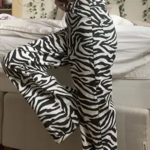 Säljer dessa zebra mönstrade byxor, helt nya✨🦓