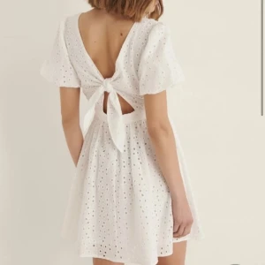 Studentklänning  - Jättefin studentklänning jag köpte från en person här på plick. Helt oanvänd och prislapparna kvar. Tyvärr var den lite stor på mig. Priset kan diskuteras (OBS lånade bilder)