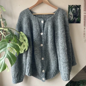 Handstickad ylle kofta - En yllekofta i ljust/mint grön som jag stickat. Du kommer bli helt ensam om den här, finns bara en! Eftersom det är handarbete kommer priset därefter. Är gjord av 100% ekologisk ull. 