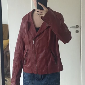 Röd skinnjacka  - Röd skinnjacka i storlek 36. Bra skick och mjuk
