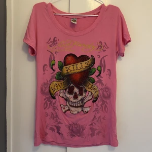 Ed Hardy  - Edhardy tröja. Bra skick förutom några hål på framsidan. Tunnare och luftigt material, perfekt för sommaren 