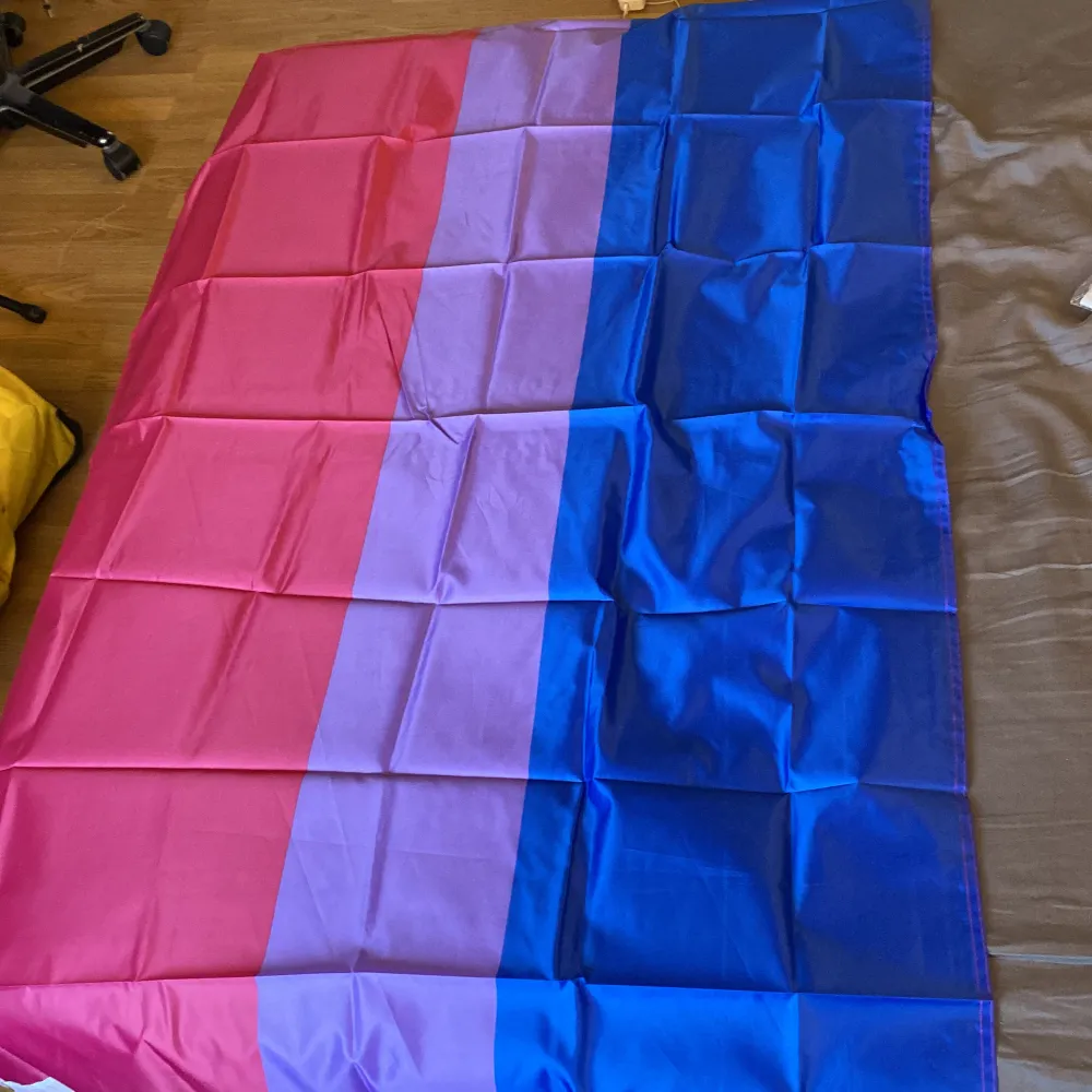 Köpte ett paket med två stycken och har inte användning av den and, storleks referens så är min säng 120 och flaggan ligger lite utanför💕. Övrigt.