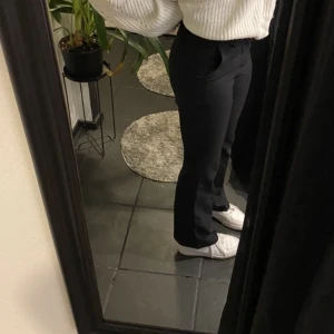 Midwaist kostymbyxor  - Jag säljer dessa svarta kostymbyxor från Bik Bok som är i storlek 34, men är väldigt tajta så sitter också bra på de som har 32☺️ 