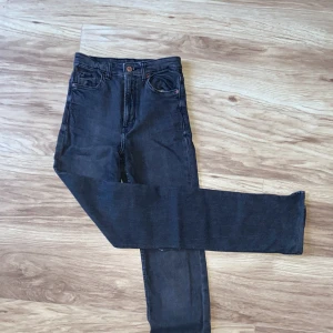  Bershka jeans - Bershka bootcut jeans. Storlek s, slutsålda på Bershka, säljer jeansen på grund av att de var för små men annars är det väldigt fina jeans🥰 som går med varenda outfit.💖köpta för 399kr