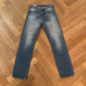 säljer ett par acne studios blå konst jeans  Storlek på dom är 30/34  Byxorna är i gott skick Kan frakta eller mötas upp i centrala stockholm.