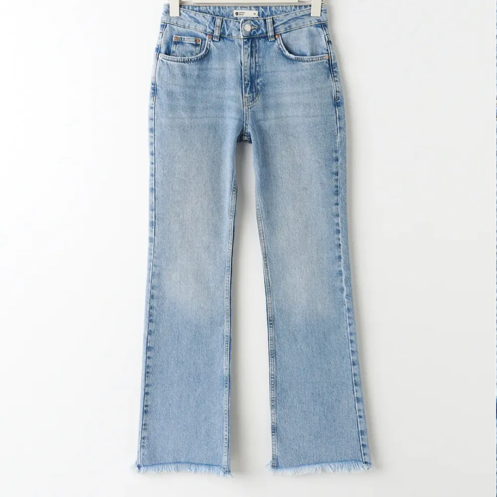 Gina Tricot flare jeans i petite storlek. Nypris 500🫶 passar mig som är 162❤️ bara att skriva om fler bilder! Slutsålda på hemsidan! . Jeans & Byxor.