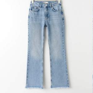 Gina Tricot flare jeans i petite storlek. Nypris 500🫶 passar mig som är 162❤️ bara att skriva om fler bilder! Slutsålda på hemsidan! 