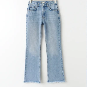 Flared low jeans  - Gina Tricot flare jeans i petite storlek. Nypris 500🫶 passar mig som är 162❤️ bara att skriva om fler bilder! Slutsålda på hemsidan! 