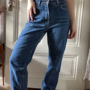Mörkblå Jeans - Jeans från Kappahl, raka och avklippta nertill