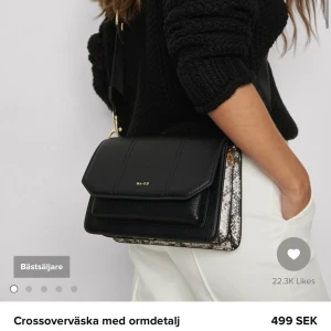 NA-KD äska  - Säljer min jättefina väska från na-kd då den tyvärr aldrig kommer till användning. Köpte för 499, den är i nyskick men säljer för 250 då jag vill bli av med den. Skriv privat för egna bilder. Köpare står för frakt!❤️