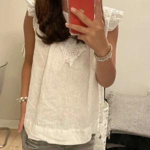 Zara blus  - Lånad bild! Så fin vit blus ifrån zara som inte går att köpa längre. Säljer då jag har flera liknade. Perfekt till våren och sommaren!❤️❤️