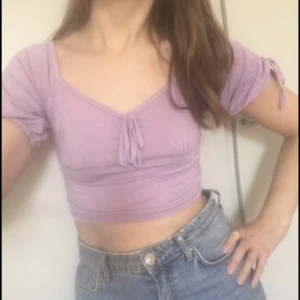 Crop top small - Ljuslila topp som väcker vårkänslorna till liv 💕