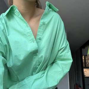 Oversized skjorta - Oanvänd grön skjorta från veromoda. Prislapp kvar. Nypris 279kr