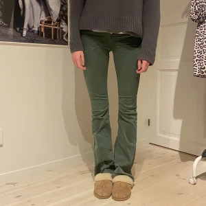 Gröna jeans med fickor  - Så snygga zara jeans med snygga fickor i strl 34, direktpris är 500 då väldigt många är intresserade 