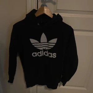 Adidas hoodie - Säljer min adidas hoodie💕lite sliten i trycket, men fin💕