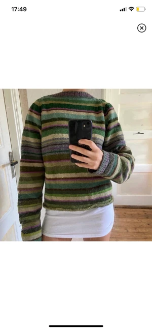 Grön stickad tröja - Lite stickig, fint skick. Köpt här. Skriv för fler bilder! Fraktar eller möts upp centralt i sthlm, köpare står för frakt