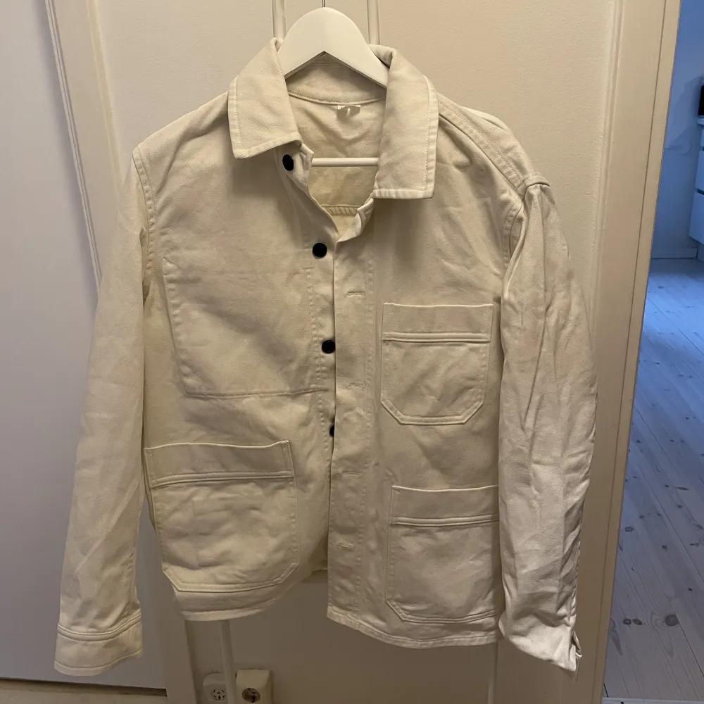 Pretty nice Overshirt from Arket. Only wore a handful of times and now selling as I feel it doesn’t fit my wardrobe . A bit off-whiteish. Jackor.