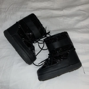 Moon boots - Moon boots liknande skor med glitter. Storlek 36/37. 300kr