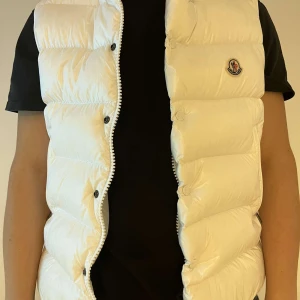 Moncler Tib  - Säljer min vita Moncler väst, den är knappt använd och i mycket bra skick.  Kvitto finns!