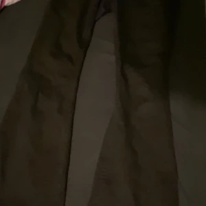 Svarta Lindex utsvängda jeans strl s - Bra skick. Låg midjade svarta utsvängda jeans och passar bra men säljs för att vill inte ha de.❤️❤️