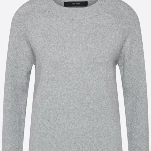 Grå Stickad tröja  - Denna gråa stickade tröja är grå vero moda och älskar dem, men har så många i olika färger så säljer denna då jag redan har en annan grå stickad tröja. Skriv provat för mer bilder eller frågor 