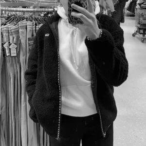 Jacka  - Säljer denna vans jacka i Teddy material, köpte den nydligen använd 2 gånger så i jätte fint skick storlek xs men passar även en s 150+frakt 