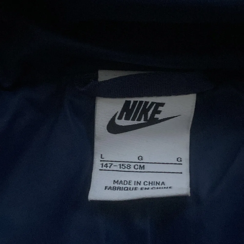 Nike jacka med storlek L i barnstorlek 147-158cm . Jackor.