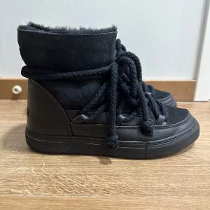 Inuikii skor i storlek 38. Köpta förra vintern och inte använda så mycket så i väldigt bra skick. Jätte sköna och varma, köptes för ca 2800. Köparen står för frakt. Kan gå ner i pris vid snabb affär 💖💖