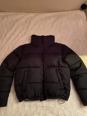 Jacka  - En trendig jacka från BikBok. Använd 1 gång, fint skick och super skön💕Säljer pga för liten storlek!! Orginal pris 600kr säljer för 450kr💕 Köparen står för frakten!