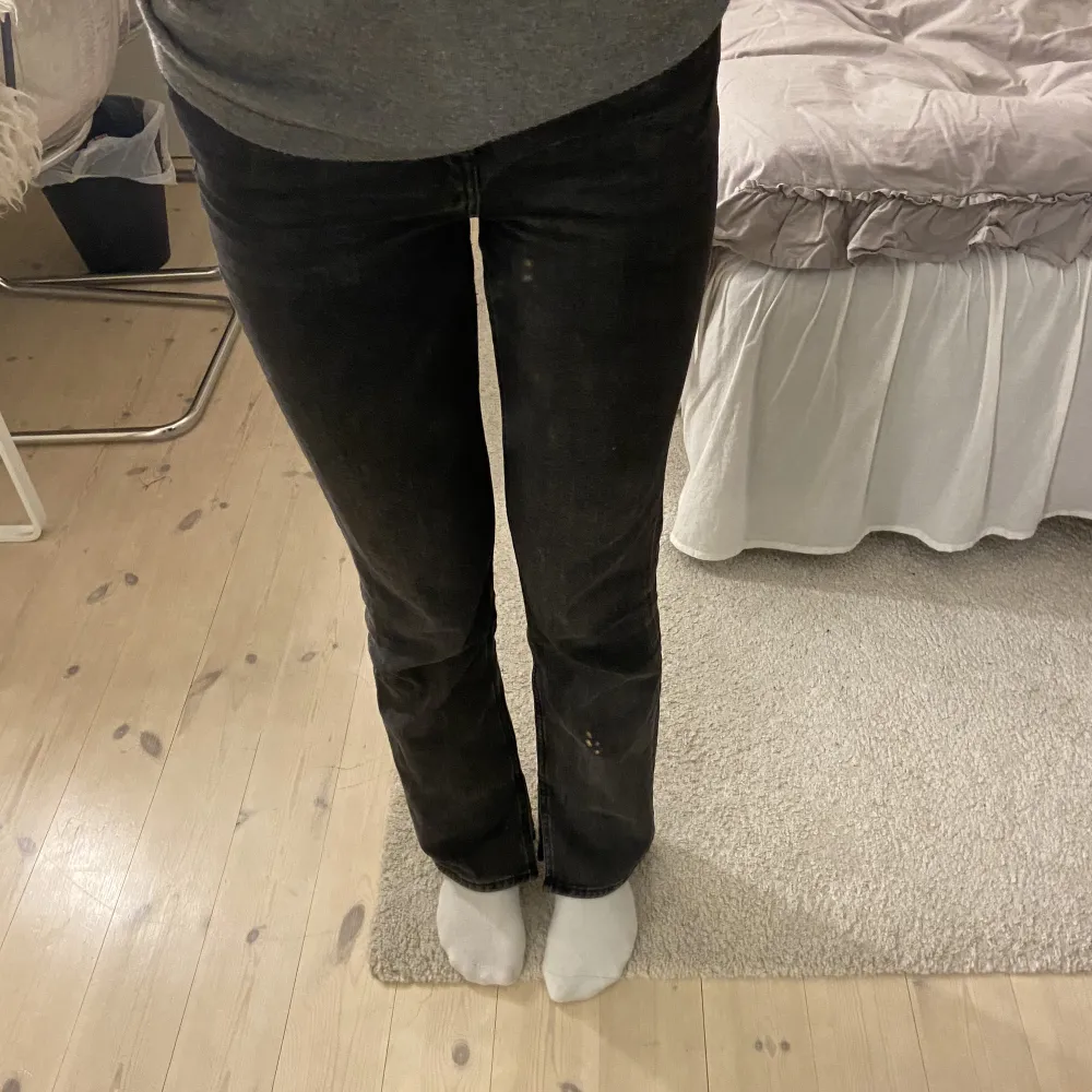 Supersnygga superskönt svarta jeans med slit💕 bra kvalite och bra längd i benen på mig som är 164/165. Jeans & Byxor.