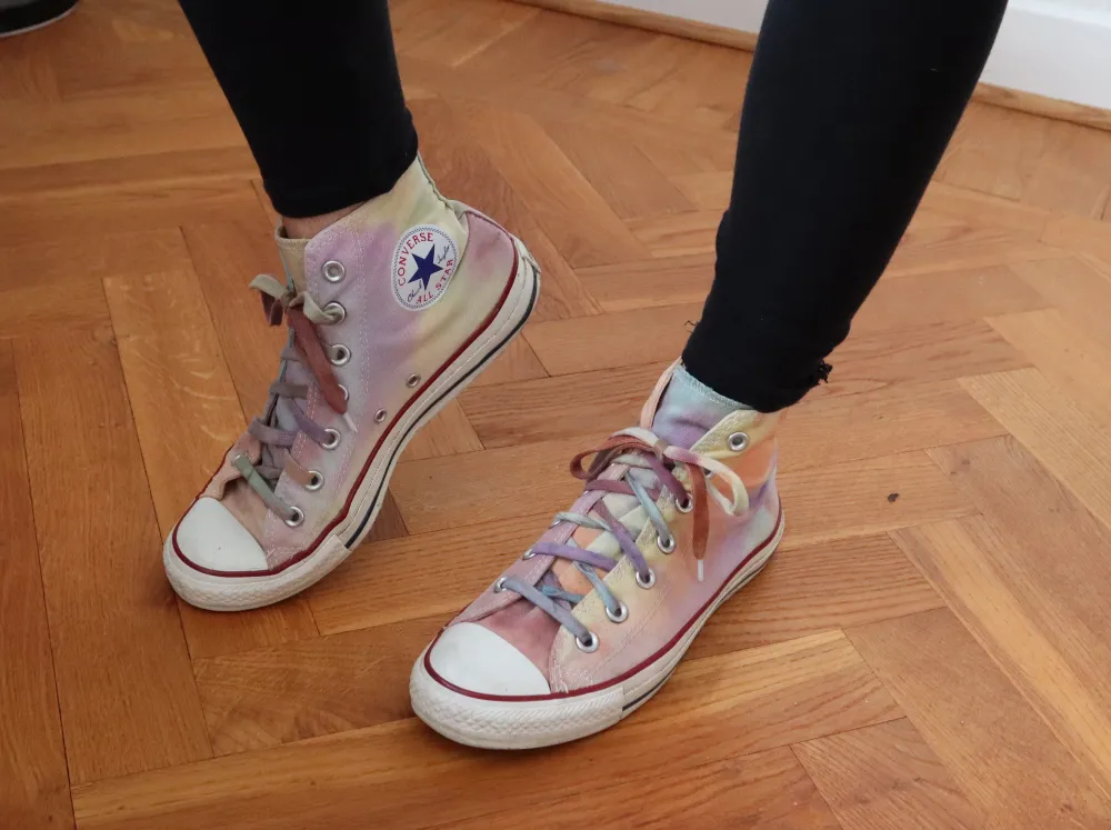 Egenfärgade converse skor  (Mindre fläckar på de men använt bara en gång) . Skor.