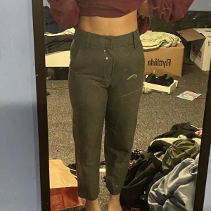 Byxor från MANGO - Fick dessa buyxor men kommer inte till användning oxh är också en aning för tajt för mig😄 längden på byxorna är bra enligt mig och jag är 1,66:) stl M och nyskick👍 250 inkluderad frakt i pris, vid fler frågor hör gärna av dig😙