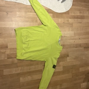 Stone Island Crewneck, M - Tts (true to size), authentic checkad och i väldigt bra skick. Använt ett fåtal gånger. Ca 54 bröstbredd, take or leave 1-2 cm. Ca 65 plagglängd.  