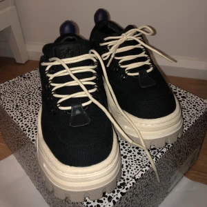 Eytys angel sneakers  - Svart&beiga Eytys Angle i utmärkt skick då de ALLDRIG tidigare använts. Säljer då de inte längre passar min stil. Säljes för 800, kan disskuteras. Orginal förpackningen tillkommer. Kan mötas upp i centrala Stockholm, köpare står för frakt ☺️☺️ 