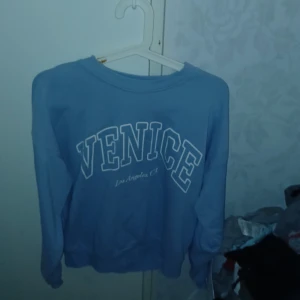 Långärmad  - En blå långärmad tjörja från H&M jätte fin bra stick. Nästan aldrkh använd 2-3gånger 