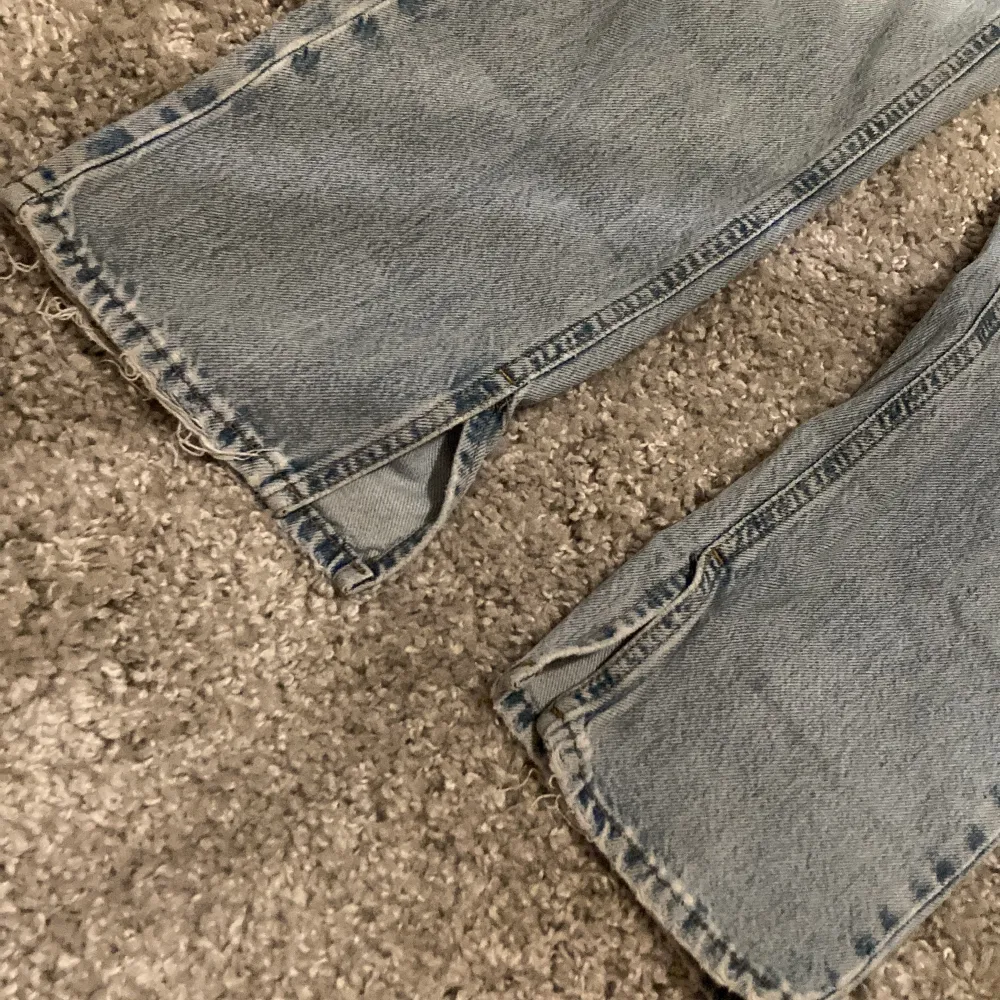 blåa jeans från Gina tricot med hög midja , slit vid insida fot och storlek 158. säljer eftersom dem är för små på mig. . Jeans & Byxor.