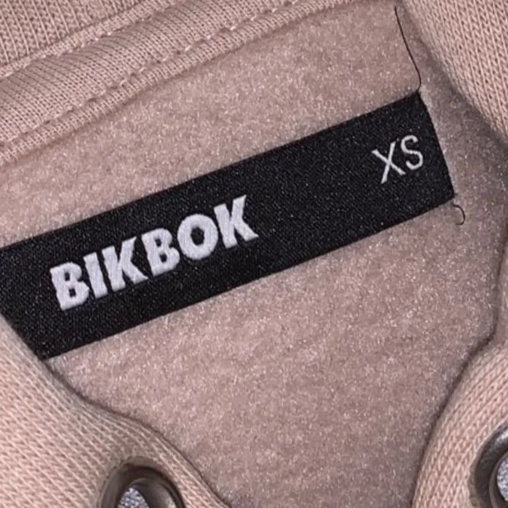 En helt basic beige hoodie från bik bok. Original pris är 399kr men jag säljer den för halva priset. Storlek xs. Säljs pågrund av att den inte kommit till användning 💗Hoodien är helt oanvänd och luktar fortfarande ny 😊 pris och frakt kan diskuteras. . Hoodies.