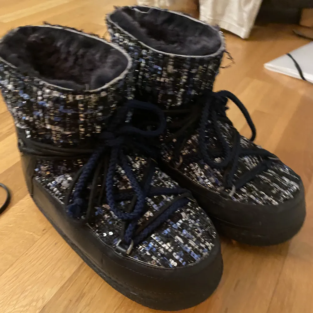As söta GLITTRIGA limited edition Inuikiis!😍 Så varma och sköna, perfekta för vintern! Säljer då jag köpt andra skor! Så så fint skick och rengör såklart undersidan extra mycket innan jag fraktar💕Kommer med matchande snören! Inga defekter överhuvudtaget😇 . Skor.