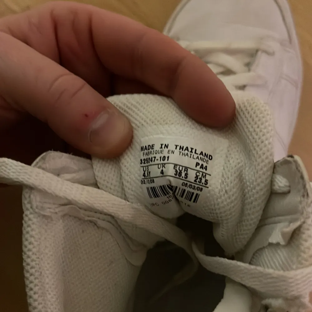 Vita Nike skor med gråa detaljer: storlek 36,5. Fint skick!  Köparen betalar frakten. Jag ansvarar inte för postens hantering. Samfraktar gärna.. Skor.