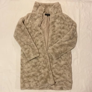 Fluffig vinterjacka  - fluffig vinterjacka från kapphal.  Köpte förra julen endast använd en gång, köpt för 1299 kr, säljs för 800 kr men jag kan vara flexibel.  VÄLDIGT BEKVÄM och SUPERMJUK 🥰