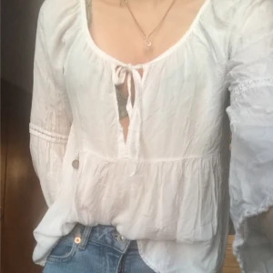 Supersöt tröja från chelsey - Vit och luftig tröja från chelsey, köpt i london. Hel och nästan oändvänd.