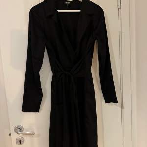 Säljer nu denna fina svarta siden klänningen från Moa Mattssons kollektion med Bubelroom. Klänningen är använd endast en gång på nyår 2020.
