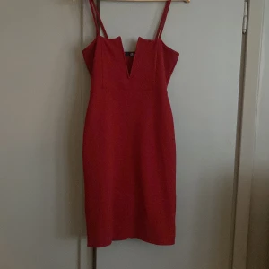 Klänning - Vinröd klänning med öppning vid bysten i Stl M. Passar även L