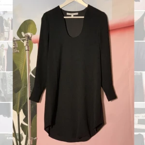 &Other Stories svart klänning - ♣️ Klänning från &Other Stories, strl 34, 100% polyester, ganska bra skick, används max 10 gånger, inte helt ny men ff har mycket kvar att ge, 180kr inkl frakt