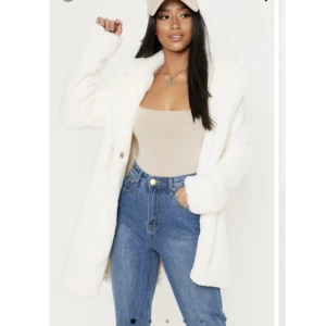 Vit/cream kappa från prettylittlething  - Faux fur kappa från prettylittlething i vit/cram färg, storlek S/M, använd ett antal gånger under ett år. Super härlig och mysig till vinter/höst och våren också🤍
